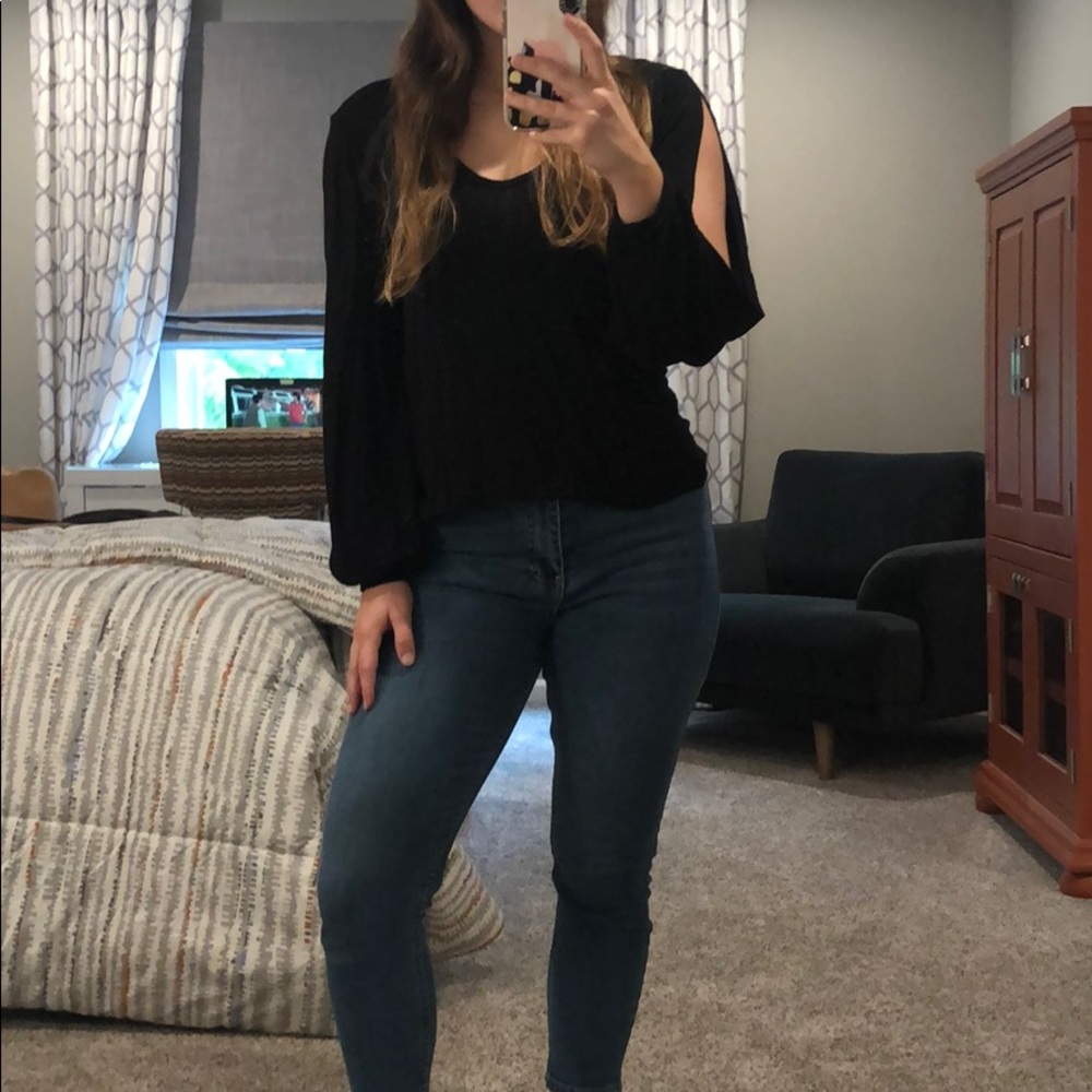 ★ ★ ★ Split sleeve black top